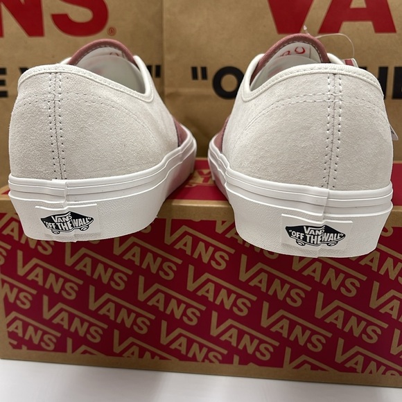 Vans Men’s Authentic Pig Suede Withered Rose
VN000BW5CHO
Sneakers - Picture 13 of 16